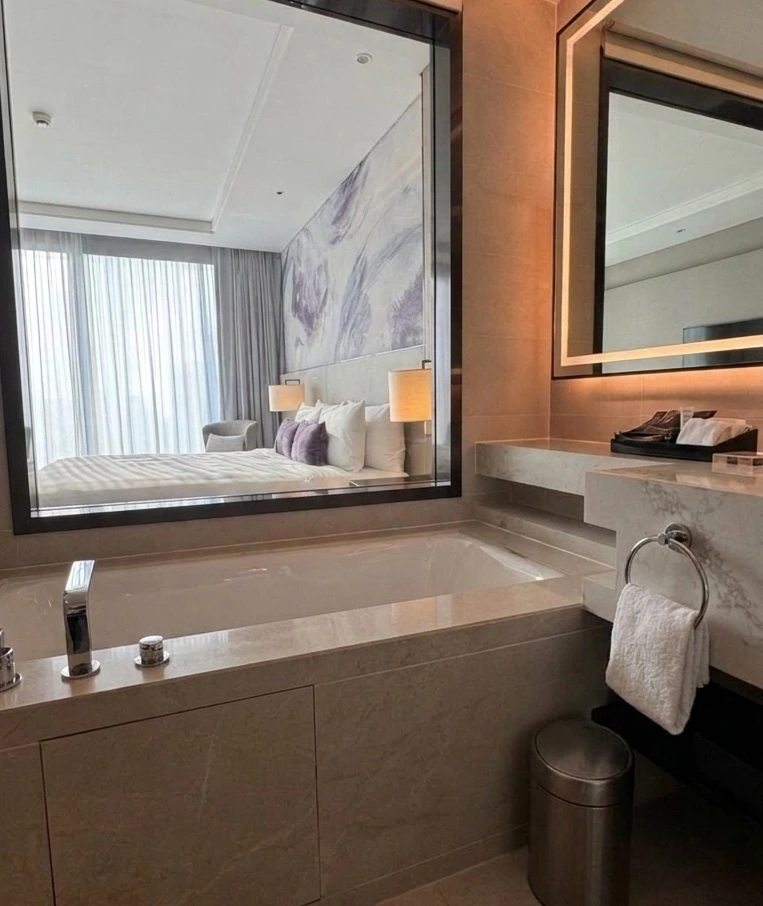 Bathroom with bathtub at Carlton Hotel Bangkok Sukhumvit