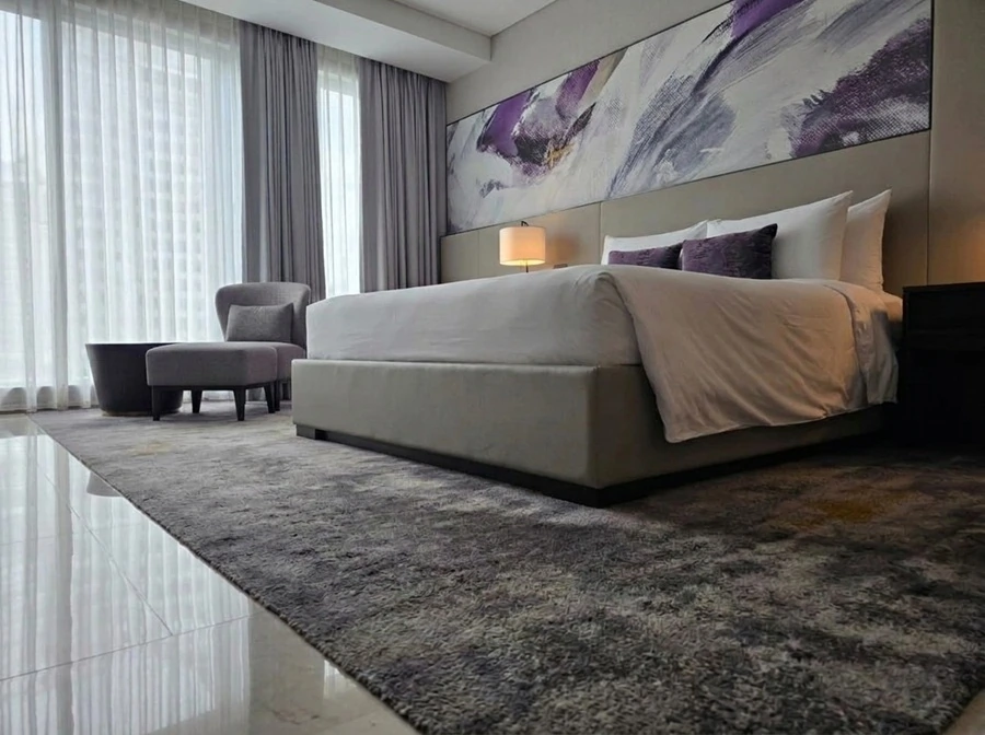 King-bed guest room at Carlton Hotel Bangkok Sukhumvit