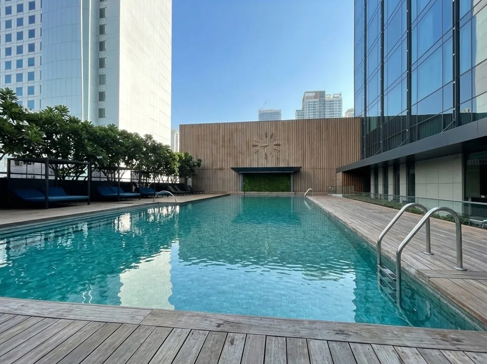 30-meter outdoor pool at Carlton Hotel Bangkok Sukhumvit